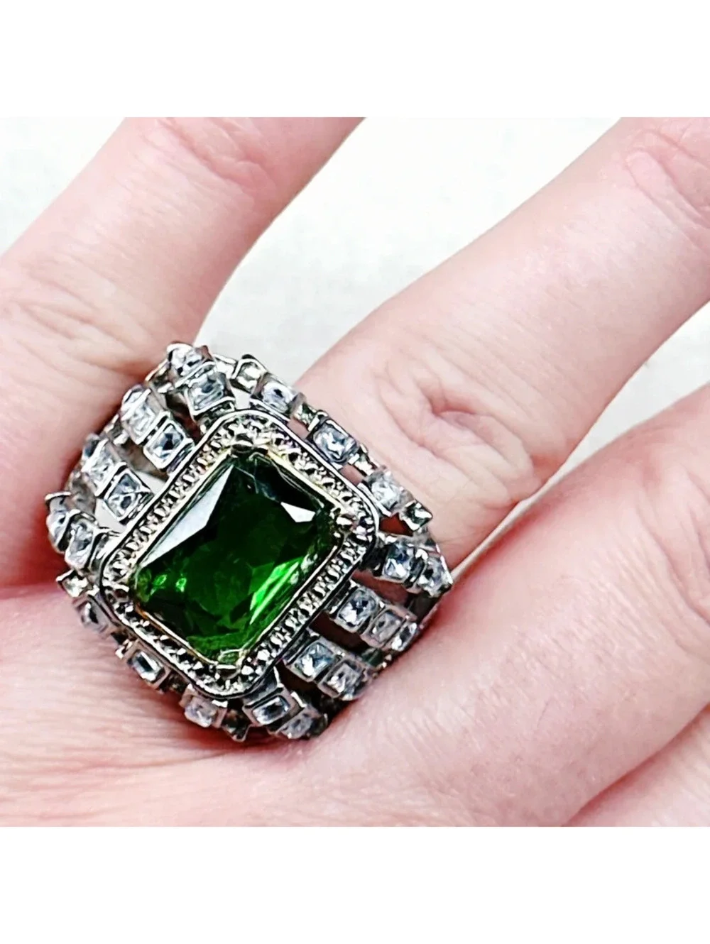 3021u. Green Cocktail Ring 12.75 Damaged
